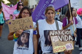 San Luis, Argentina.- En las fotos tomadas el 29 de enero del 2024, familiares y amigos de Guadalupe Lucero, la niña desaparecida hace más de 2 años en San Luis, realizaron una marcha para exigir que continúe la búsqueda de la menor. El gobernador Claudio Poggi, recibió a familiares de Guadalupe Belén Lucero y se comprometió a poner a disposición todo lo necesario para visibilizar y esclarecer el caso de la niña, de quien no hay noticias desde el 14 de junio de 2021. Para su familia, la pequeña, que en ese entonces tenía 5 años, fue secuestrada.