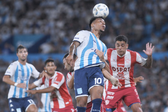 Buenos Aires, Argentina.- En las fotografías tomadas el 27 de enero de 2024 se registra el triunfo de Unión de Santa Fé frente a Racing Club. El club santafesino obtuvo la victoria por 1 a 0, de visitante en la primera fecha de la Copa de la Liga Profesional. El encuentro en el Estadio Presidente Perón corresponde a la Zona B del mencionado torneo y el arbitraje estuvo a cargo de Nicolás Lamolina. El gol lo realizó Joaquín Mosqueira en el primer tiempo.