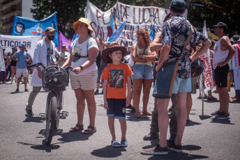 Mar del Plata, Argentina.- En la foto tomada el 24 de enero de 2024, paro y movilización en las calles de la ciudad balnearia de Mar del Plata rechazo al DNU y a la Ley Ómnibus del presidente Javier Milei.