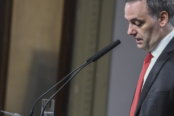 Buenos Aires, Argentina.- En las fotos tomadas el 3 de enero del 2024, el portavoz presidencial, Manuel Adorni, brindó una conferencia de prensa. Adorni, dijo que el Gobierno está llevando adelante "un plan para estabilizar" la economía, por lo que en la reunión con la comitiva del Fondo Monetario Internacional (FMI) que se realizará mañana "no deberíamos tener absolutamente ninguna diferencia".