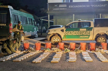 Argentine gendarmerie kidnapped in Misiones 93 kilos of marijuana hidden in buckets