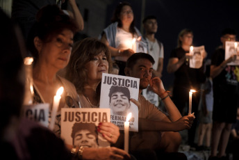 Buenos Aires, Argentina.- En la foto tomada el 18 de enero de 2024, Graciela Sosa, y su esposo, Silvino Báez, durante una concentración y misa interreligiosa en las escalinatas de la Facultad de Derecho de la Universidad de Buenos Aires (UBA), donde recordaron a su hijo Fernando Báez Sosa (18), el joven que fue asesinado a golpes hace cuatro años a la salida de un boliche de Villa Gesell por un grupo de rugbiers.