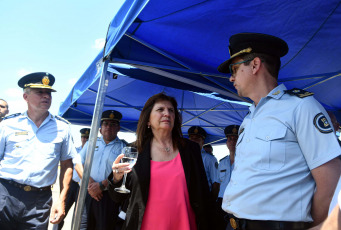 Buenos Aires, Argentina.- In photos taken on January 30, 2024, the Minister of Security, Patricia Bullrich (center), presented the new "Management Protocol for high-risk prisoners", which will incorporate the control of telephone calls, recognition systems facial and monitoring 24 hours a day, every day of the year, among other measures that will be applied in federal prisons in order to prevent the heads of criminal organizations from continuing to operate behind bars, Bullrich asserted.