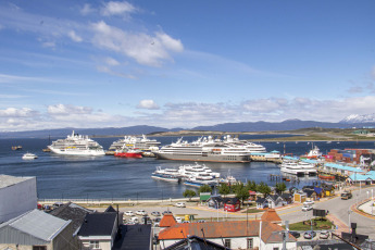 Ushuaia, Argentina.- El puerto de la ciudad de Ushuaia (foto), en Tierra del Fuego, y el de la ciudad de Buenos Aires compiten con el de Río de Janeiro, en Brasil, por convertirse en los mejores de Sudamérica en una encuesta organizada por un sitio especializado de la actividad.