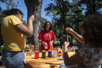 Buenos Aires, Argentina.- En las fotos tomadas el 21 de enero del 2024, las variadas actividades de ciencia, arte y tecnología se volvieron a reeditar por segunda vez, de forma gratuita, en el Parque Saavedra, como forma de reclamo de unos 60 estudiantes de universidades nacionales de carreras científicas, tecnológicas y de arte para pedir por la apertura de la programación de verano del Centro Cultural de la Ciencia (C3) que fue cancelado por las autoridades.