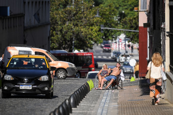 Buenos Aires, Argentina.- En las fotos tomadas el 30 de enero del 2024, muestra las calles de Buenos Aires en medio de la ola de calor que atraviesa el país. Este martes empezó una ola de calor en grandes zonas de la región centro y norte de la Argentina. Por lo que el país tendrá las temperaturas más altas de América durante los próximos días. Será un calor persistente, con noches por encima de los 30 grados, hasta el fin de semana.