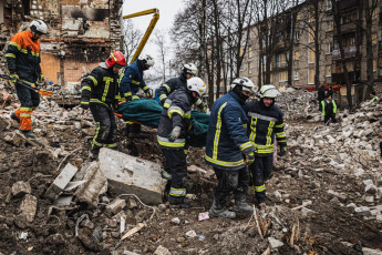 Járkov, Ucrania.- En las fotos tomadas el 24 de enero del 2024, unidades de emergencia realizan tareas de rescate tras nuevos ataques rusos. Al menos cinco personas murieron y 38 resultaron heridas tras un ataque con misiles rusos en Járkov mientras los bombardeos de cuatro barrios de Kiev causaron la muerte de una persona e hirieron a otros 18.