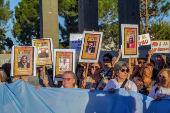 La Pampa, Argentina.- En las fotos tomadas el 24 de enero del 2024, manifestantes participan del paro general convocado por la Confederación General del Trabajo (CGT) nacional en oposición al DNU y la Ley Ómnibus propuestos por el presidente Javier Milei.