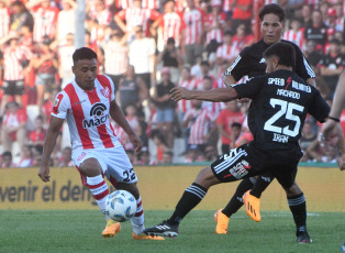 Córdoba, Argentina.- En las fotos tomadas el 25 de enero del 2024, durante el partido entre Deportivo Riestra e Instituto en la primera fecha de la zona A de la Copa de la Liga Profesional en el estadio Monumental de Alta Córdoba. La "Gloria" y el "Malevo" empataron 0 a 0. El local estuvo más cerca pese a jugar con 10 desde los 39 minutos del primer tiempo por la expulsión de Gregorio Rodríguez.