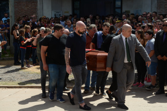 Santa Fe, Argentina.- En la foto de archivo del 16 de febrero de 2019, despiden los restos de Emiliano Sala en su ciudad Progreso, en Santa Fe, Argentina. Un accidente aéreo que conmovió al mundo del fútbol internacional y que generó un posterior conflicto económico entre dos instituciones europeas, impidió conocer si el futbolista Emiliano Sala podía cristalizar en el Reino Unido esas cualidades que había exhibido en la Liga I de Francia.