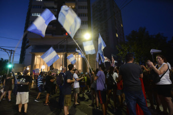 Santa Fé, Argentina.- En las fotos tomadas el 4 de enero del 2024, en el microcentro de la ciudad de Santa Fe Capital, se realizó un nuevo cacerolazo contra las medidas económicas. Es el tercer jueves consecutivo que se realiza esta convocatoria en rechazo a las medidas nacionales, como la Ley de Alquileres, al mega DNU y a la ley de desguace y privatizaciones enviada por el presidente Javier Milei al Congreso la semana pasada.