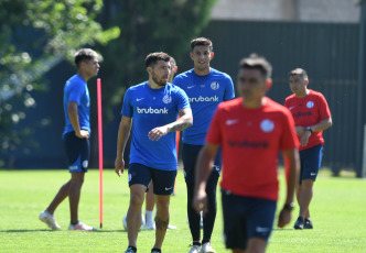 Buenos Aires.- En la foto tomada el 8 de enero de 2024, el plantel de San Lorenzo retomó este lunes sus entrenamientos de pretemporada en la Ciudad Deportiva a la espera de tres futbolistas que tienen acordado su contrato pero aún no lo formalizaron: el arquero Facundo Altamirano y los colombianos Carlos "La Roca" Sánchez y Jhohan Romaña. El plantel de Rubén Insua partirá mañana para Uruguay para comenzar la pretemporada.