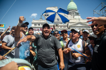 Buenos Aires, Argentina.- En las fotos tomadas el 24 de enero del 2024, manifestantes en la Plaza Congreso, con cortes parciales para el tránsito vehicular, en el marco del paro y movilización convocado por la CGT. Argentina vive su primera huelga general desde 2019, convocada por la principal central sindical del país, contra las amplias reformas impulsadas por el Gobierno del libertario Javier Milei.