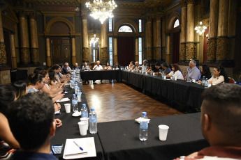 La Plata, Argentina.- En la foto tomada el 23 de 2024, el intendente de La Plata, Julio Alak, se reunió hoy con movimientos populares de la región para coordinar la asistencia alimentaria en emergencia y el fomento de la producción frutihortícola.