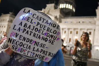 Buenos Aires, Argentina.- En las fotos tomadas el 3 de enero del 2024, vecinos de la ciudad de Buenos Aires y de otras partes del pais, se manifestaron con cacerolazos en diversos puntos de esta capital, mientras se replicaban protestas en otras zonas del país contra el Decreto de Necesidad y Urgencia (DNU) de desregulación económica y la ley ómnibus del gobierno de Javier Milei.