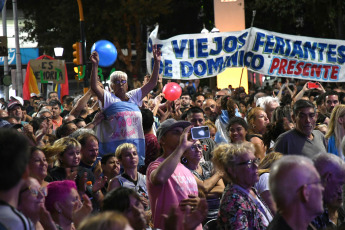 Buenos Aires, Argentina.- En la foto del 20 de enero de 2024, vecinos de Avellaneda protestan en contra el DNU (Decreto de Necesidad y Urgencia) y la Ley Ómnibus impulsados por el gobierno de Javier Milei. Bajo la consigna “la unión y compromiso de las y los ciudadanos es indispensable para frenar este atropello a la Patria”, la protesta estuvo impulsada por organizaciones sociales, políticas, culturales, sindicales, entre otras, conducidas por el intendente de Avellaneda, Jorge Ferraresi. Con una reunión previa en el anfiteatro municipal del Parque Domínico, referentes de 15 mesas del distrito fueron las que impulsaron esta iniciativa.