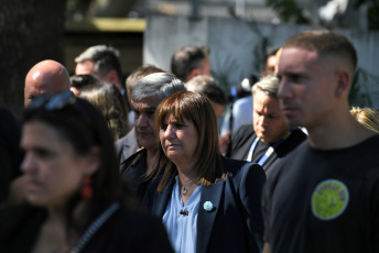 Buenos Aires, Argentina.- En las fotos tomadas el 23 de enero del 2024, la ministra de Seguridad de la Nación, Patricia Bullrich (centro), confirmó la muerte de la niña Umma, la nena de 9 años e hija de un custodio de la ministra que había sido baleada en la nuca durante un robo en Lomas de Zamora. La niña, estaba internada en el hospital Churruca.