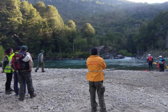 Rio Negro, Argentina.- En las fotos tomadas el 3 de enero del 2024, autoridades del Parque Nacional Nahuel Huapi llevan adelante la búsqueda de un joven de 23 años oriundo de la provincia de Buenos Aires que desapareció al ingresar al Río Manso-Seccional Villegas, ubicado en Río Negro en la zona de la frontera hacia el territorio chileno.