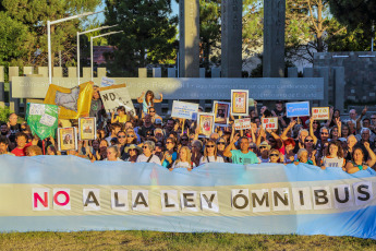 La Pampa, Argentina.- En las fotos tomadas el 24 de enero del 2024, manifestantes participan del paro general convocado por la Confederación General del Trabajo (CGT) nacional en oposición al DNU y la Ley Ómnibus propuestos por el presidente Javier Milei.