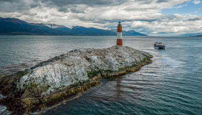 Ushuaia, Argentina.- El emblemático faro Les Eclaireurs, situado sobre el Canal Beagle, próximo a la ciudad de Ushuaia y muchas veces confundido con el famoso Faro del Fin del Mundo de Julio Verne, cumple 105 años desde su construcción en 1919, este 23 de enero, y hoy en día sigue siendo una de las principales postales y sitio de mayor atracción de los visitantes de la capital de Tierra del Fuego.