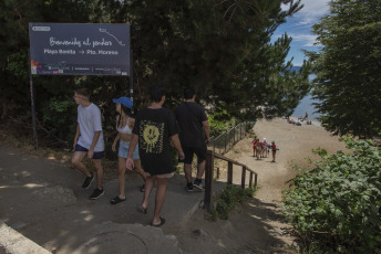 Bariloche, Argentina.- En las fotos tomadas el 26 de enero del 2024, las personas disfrutan de las playas de Bariloche en medio de la ola de calor que atraviesa la región. Con 36.4°C, Bariloche superó las marcas de récords absolutos de temperaturas extremas. El destino se mantiene con un nivel de alerta amarilla, especialmente para los chicos y los adultos de más de 65 años.