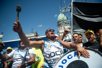 Buenos Aires, Argentina.- En las fotos tomadas el 24 de enero del 2024, manifestantes en la Plaza Congreso, con cortes parciales para el tránsito vehicular, en el marco del paro y movilización convocado por la CGT. Argentina vive su primera huelga general desde 2019, convocada por la principal central sindical del país, contra las amplias reformas impulsadas por el Gobierno del libertario Javier Milei.