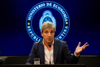 Buenos Aires.- En la foto tomada el 10 de enero de 2024, el ministro de Economía, Luís Caputo, indicó hoy que se ha logrado "reflotar el Acuerdo de Facilidades Ampliadas caído con el Fondo Monetario Internacional", sostuvo que no se trata de "un acuerdo nuevo" con el organismo e informó que el desembolso que recibirá la Argentina será "para pagar los vencimientos de capital correspondientes a diciembre, enero y abril".