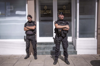 Mar de Ajó, Argentina.- En las fotos tomadas el 3 de enero del 2024, los ocho mayores de edad detenidos por el crimen deTomás Tello, el joven de 18 años asesinado a puñaladas en el balneario de Santa Teresita durante los festejos de Año Nuevo, se negaron a declarar ante el fiscal del caso en una jornada de indagatorias que se extendió hasta esta madrugada, informaron fuentes judiciales.