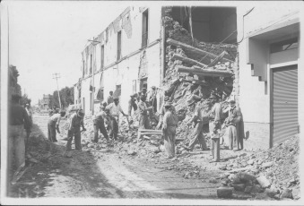 San Juan- En la foto de archivo, escenas del terremoto. Leé: Una muestra conmemorará el 80° aniversario del terremoto de 1944 El terremoto del 15 de enero de 1944 fue la mayor tragedia que recuerda el pueblo argentino. Estiman cerca miles de muertos, de una cifra aún mayor de heridos (datos aun inciertos), y de la destrucción casi total de una ciudad. Los efectos llegaron también a Córdoba, La Rioja, Mendoza y San Luis. En realidad, las consecuencias del sismo fueron desproporcionadas comparándolas con su intensidad. Fueron segundos interminables. El movimiento telúrico fue a las 20.49 horas y alcanzó 7,4 grados de magnitud en Escala Richter y una intensidad máxima de IX grados en la Escala Mercalli modificada. El epicentro se ubicó a 20 kilómetros al norte de la ciudad de San Juan, en las proximidades de la localidad de La Laja, en el departamento Albardón.