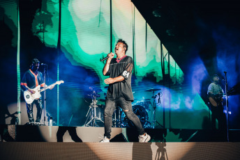 Buenos Aires, Argentina.- En la foto tomada el 20 de enero de 2024, Charpentier Santiago "Chano”, líder de Tan Biónica. La fiesta de regreso y despedida de la banda pop Tan Biónica llegó anoche al estadio mundialista José María Minella de Mar del Plata, donde hizo cantar y bailar a miles de personas.