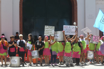 Buenos Aires, Argentina.- En las fotos tomadas el 15 de enero del 2024, la organización social "Somos Barrios de Pie" realiza una protesta frente a la Quinta de Olivos -residencia presidencial- en Buenos Aires, Argentina. Los manifestantes, reclaman de manera pacífica la entrega de alimentos para los comedores barriales, en medio de un importante despliegue de efectivos policiales.