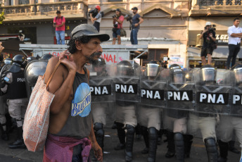 Buenos Aires, Argentina.- En las fotos tomadas el 31 de enero del 2024, efectivos de la Gendarmería y de la Policía Federal intervinieron para desalojar a manifestantes de agrupaciones políticas de izquierda y de organizaciones sociales ubicados frente al Congreso Nacional, con el objetivo de liberar la vía pública que habían ocupado como parte de la protesta contra los proyectos impulsados por el Gobierno.