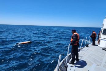 Buenos Aires, Argentina.- En las fotos tomadas el 23 de enero del 2024, muestra el kayak hallado por un avión de la Prefectura Naval Argentina (PNA) a 19 millas náuticas de la costa, el cual fue alquilado por Federico Saihueque Cuevas, un joven de 25 años que desapareció el domingo pasado en el mar en Claromecó, una localidad balnearia y principal polo turístico del partido de Tres Arroyos, ubicado en la zona costera del interior de la provincia de Buenos Aires, Argentina.