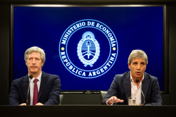 Buenos Aires.- En la foto tomada el 10 de enero de 2024, el ministro de Economía, Luís Caputo, indicó hoy que se ha logrado "reflotar el Acuerdo de Facilidades Ampliadas caído con el Fondo Monetario Internacional", sostuvo que no se trata de "un acuerdo nuevo" con el organismo e informó que el desembolso que recibirá la Argentina será "para pagar los vencimientos de capital correspondientes a diciembre, enero y abril".