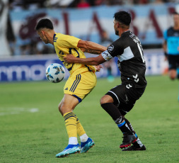 Buenos Aires, Argentina.- En las fotografías tomadas el 27 de enero de 2024 se ven escenas del partido Boca - Platense que terminó 0 a 0 en el estadio Ciudad de Vicente López.. El encuentro ofició como el debut de Diego Martínez al mando de la Dirección Técnica de Boca Juniors. En el primer tiempo le anularon un gol a Ronaldo Martínez, de Platense.