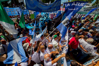 Corrientes, Argentina.- En las fotos tomadas el 24 de enero del 2024, manifestantes participan del paro general convocado por la Confederación General del Trabajo (CGT) nacional en oposición al DNU y la Ley Ómnibus propuestos por el presidente Javier Milei.