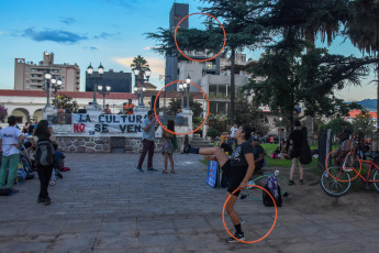 Jujuy, Argentina.- En las fotos tomadas el 30 de enero del 2024, asamblea de artistas, estudiantes y trabajadores de la cultura de Jujuy realizaron una jornada de protesta contra el proyecto de ley "Bases", que será debatido este miércoles en la Cámara de Diputados de la Nación.