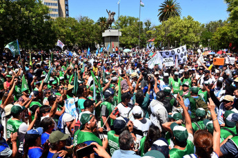 Neuquén, Argentina.- En la foto tomada el 24 de enero de 2024, paro y movilización en todo el país en rechazo al DNU y a la Ley Ómnibus del presidente Javier Milei.