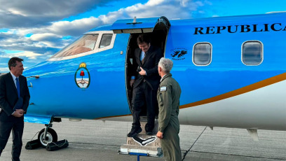 Rīo Gallegos.- En la foto tomada el 6 de enero de 2024, Javier Milei aterrizó en Santa Cruz, para luego visitar las bases antárticas "Marambio" y "Esperanza”.