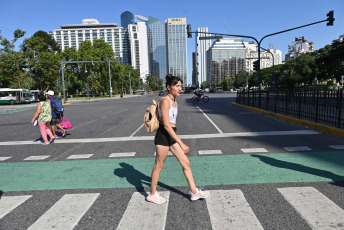 Buenos Aires, Argentina.- En las fotos tomadas el 30 de enero del 2024, muestra las calles de Buenos Aires en medio de la ola de calor que atraviesa el país. La provincia de Mendoza, gran parte de Neuquén, Río Negro, localidades del este de La Pampa y de San Luis, y el sur de Buenos Aires se encuentran bajo alerta roja por calor extremo, el máximo nivel dispuesto por el Servicio Meteorológico Nacional (SMN), con temperaturas máximas que pueden llegar a los 38 grados.