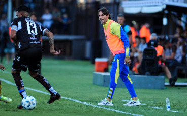 Buenos Aires, Argentina.- En las fotografías tomadas el 27 de enero de 2024 se ven escenas del partido Boca - Platense que terminó 0 a 0 en el estadio Ciudad de Vicente López.. El encuentro ofició como el debut de Diego Martínez al mando de la Dirección Técnica de Boca Juniors. En el primer tiempo le anularon un gol a Ronaldo Martínez, de Platense.