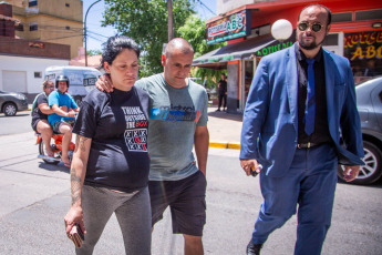 Mar de Ajó, Argentina.- En las fotos tomadas el 3 de enero del 2024, Samanta Ferreyra (izquierda), madre de Tomás Tello. Los ocho mayores de edad detenidos por el crimen deTomás Tello, el joven de 18 años asesinado a puñaladas en el balneario de Santa Teresita durante los festejos de Año Nuevo, se negaron a declarar ante el fiscal del caso en una jornada de indagatorias que se extendió hasta esta madrugada, informaron fuentes judiciales.