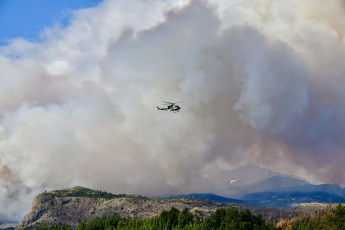 Rio Negro, Argentina.- En las fotos tomadas el 29 de enero del 2024, casi 100 brigadistas combaten por tierra el incendio en el Parque Nacional Los Alerces. El Servicio Meteorológico Nacional, reportó temperaturas récord de más de 40 grados Celsius en el país. Declarado Patrimonio de la Humanidad por la Organización de las Naciones Unidas para la Educación, la Ciencia y la Cultura, el sitio afectado es crucial para la conservación de especies de flora y fauna endémicas o en peligro de extinción.