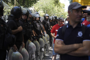 Buenos Aires, Argentina.- En las fotos tomadas el 24 de enero del 2024, manifestantes en la Plaza Congreso, con cortes parciales para el tránsito vehicular, en el marco del paro y movilización convocado por la CGT. Argentina vive su primera huelga general desde 2019, convocada por la principal central sindical del país, contra las amplias reformas impulsadas por el Gobierno del libertario Javier Milei.