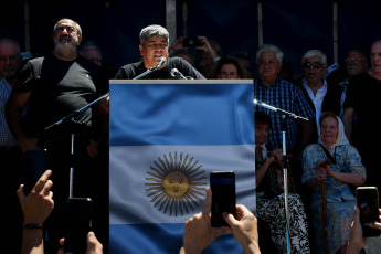 Buenos Aires, Argentina.- En la foto tomada el 24 de enero de 2024, el cotitular de la Confederación General del Trabajo (CGT) y dirigente de Camioneros, Pablo Moyano, pidió hoy a los legisladores rechazar la Ley "Bases" que se encuentra en la Cámara de Diputados y reclamó que "no traicionen a los trabajadores" y a la "doctrina del peronismo", que es "defender a los laburantes, a los que menos tienen y a los jubilados".