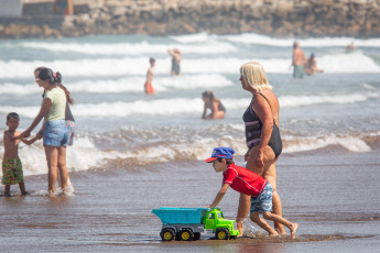 Mar del Plata, Argentina.- En las fotos tomadas el 2 de enero del 2024, turistas disfrutan en las playas de Mar del Plata. En 2020, apenas 3.685.937 personas visitaron la ciudad Mar del Plata. En 2021, post pandemia, los ingresos repuntaron y alcanzaron registros similares a 2004: 6.644.442 turistas. Para 2022, la cifra trepó a 8.853.245 y dejó la vara alta. Al año siguiente, La Feliz volvió a romper su propio récord: en 2023, recibió 9.013.380 personas y, en los últimos tres años, triplicó la cantidad de turistas.