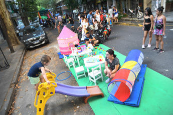 Buenos Aires- En la foto tomada el 6 de enero de 2024, la asociación civil Tierra, Techo y Trabajo realizó una jornada de festejo sobre la calle Padilla, entre Acevedo y Malabia, en el barrio porteño de Villa Crespo.