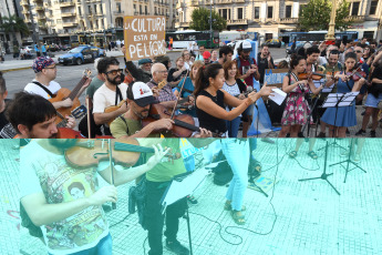 Buenos Aires.- En la foto tomada el 11 de enero de 2024, diferentes sectores de la cultura reqalizan un "Musicazo" hoy en la Plaza del Congreso, para alertar sobre el impacto negativo para el sector con las modificaciones incluidas en la ley de "Bases y Puntos de Partida para la Libertad de los Argentinos", dado que "se incluye el desfinanciamiento del Instituto Nacional de la Música (Inamu) y la eliminación del Fondo Nacional de las Artes (FNA)".