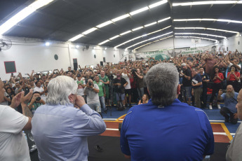 Buenos Aires, Argentina.- En las fotos tomadas el 19 de enero del 2024, con la mirada puesta en el paro general del miércoles 24 de enero convocado por la Confederación General del Trabajo (CGT), el Sindicato de Camioneros se reúne en una asamblea informativa en la que participan más de mil delegados, en la que ratificaron la jornada de movilización.