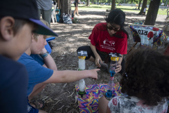 Buenos Aires, Argentina.- En las fotos tomadas el 21 de enero del 2024, las variadas actividades de ciencia, arte y tecnología se volvieron a reeditar por segunda vez, de forma gratuita, en el Parque Saavedra, como forma de reclamo de unos 60 estudiantes de universidades nacionales de carreras científicas, tecnológicas y de arte para pedir por la apertura de la programación de verano del Centro Cultural de la Ciencia (C3) que fue cancelado por las autoridades.